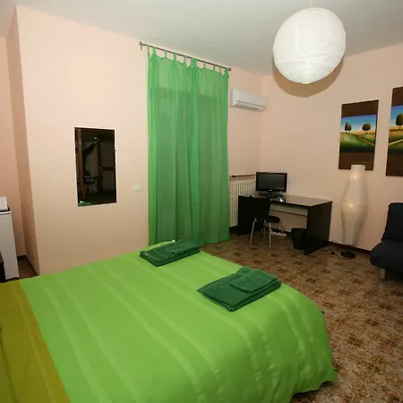 Piazza Partigiani בית הארחה